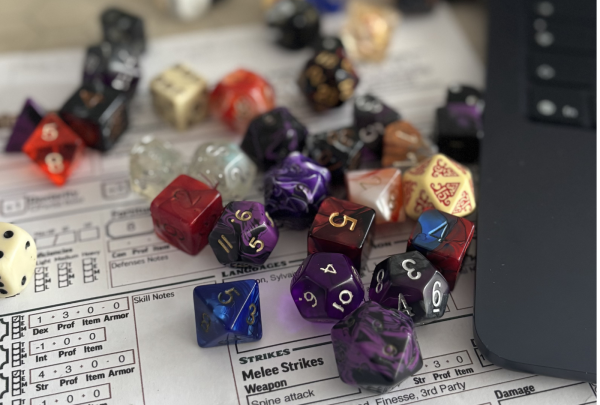 Dés polyédriques et fiche de personnage pour trouver un groupe JDR près de chez soi